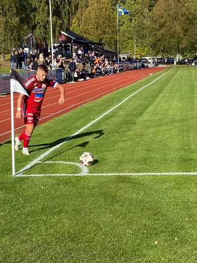Milos och Endrit, Tobbe med hörna, flyfotade Ago Omerovic.