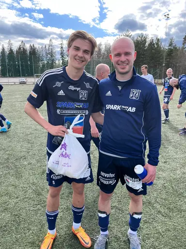 Samlat gäng efter segern, där Alfons belönades med brödkassen och Milos målade dubbelt.