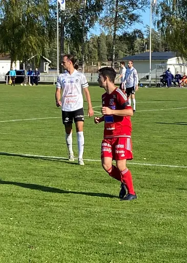 Milos och Endrit, Tobbe med hörna, flyfotade Ago Omerovic.