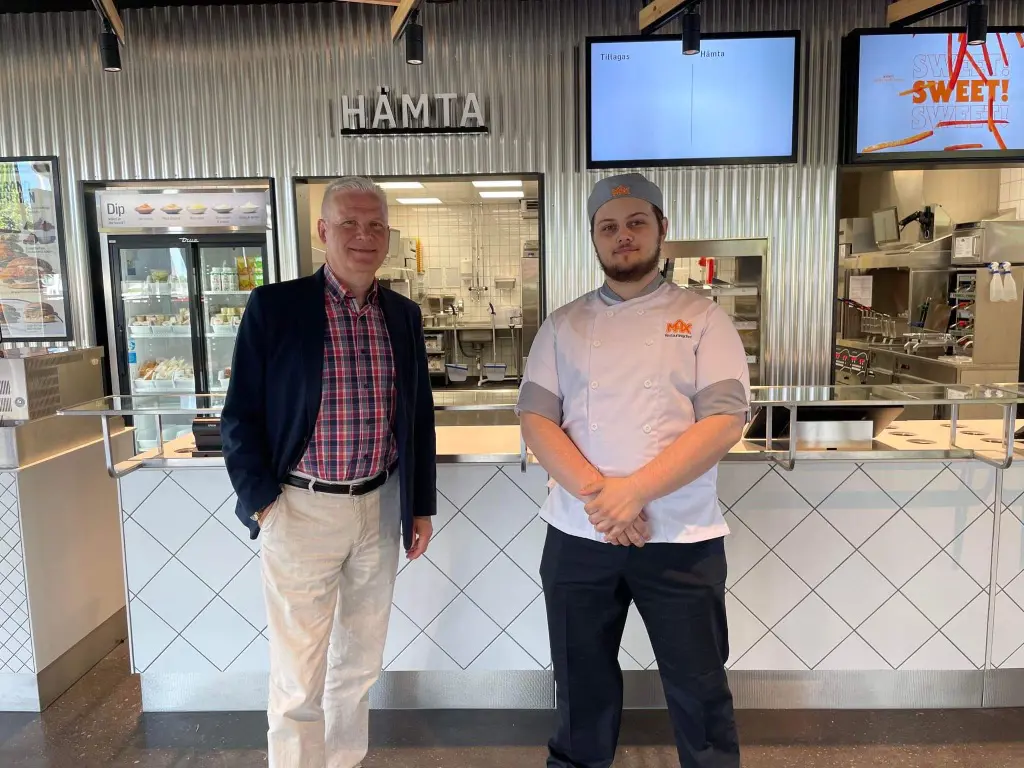 Thom Nilsson från Nässjö FF:s marknadsgrupp, med Marcus Linderholt, restaurangchef på MAX Burgers som öppnar nu på onsdag.
