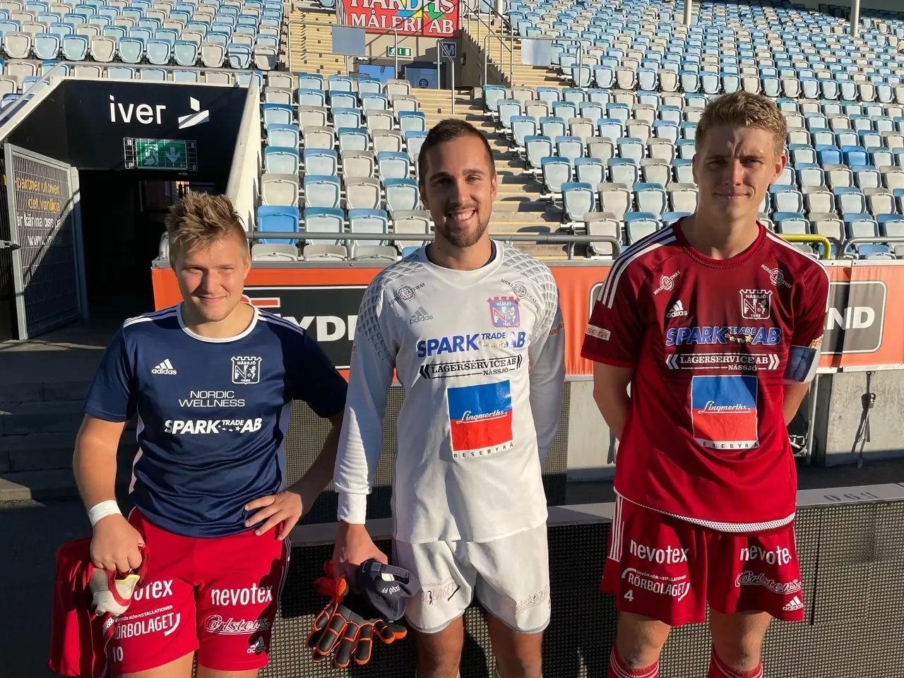 Målskyttarna Tobias Svensson och Simon Andersson på varsin sida om målvakten Joel Sturesson