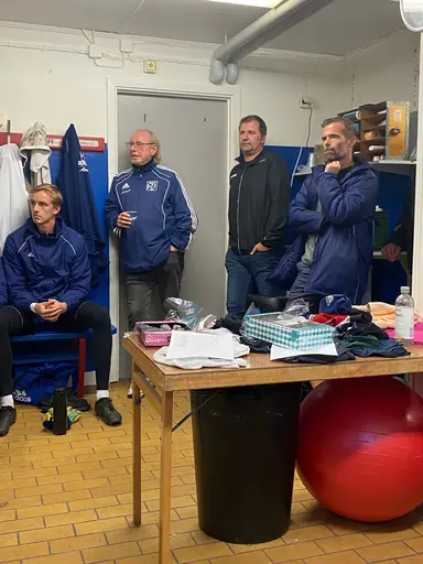Tränare Fredrik Hult informerade under tisdagen att innevarande säsong blir hans sista i den blå dressen. Elliot Wik ser fundersam ut, och så även målvakt Viktor Svensson, Janne P, Peter och Johan. 