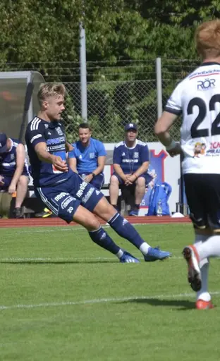 Hanna gratulerade med choklad, blommor och bronsmärke.