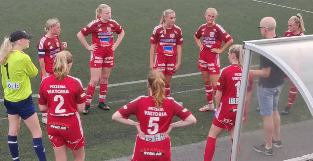Pelle peppar tjejerna i en vattenpaus.