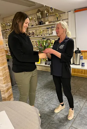 Ann, Linn och Hanna leder årsmötet, efter det avtackning med blomster. Slutligen lämnade Hanna ordförandeklubban till Uffe Jonsson.