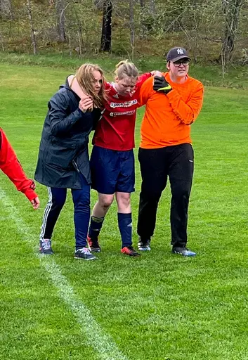 Blandade bilder, men mest talande när vår egen "Zlatan" skadade sig så tvekade inte Husqvarna FF:s målvakt att hjälpa henne av planen. Stiligt, fotbollsspelare emellan!