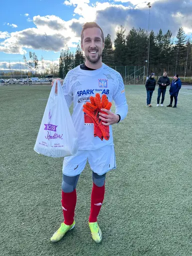 En nöjd Joel Sturesson med brödkassen - och en medialt jagad Simon Andersson efter Torstorpsmatchen