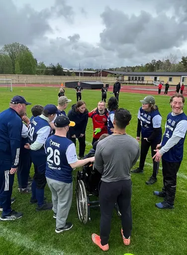 Blandade bilder, men mest talande när vår egen "Zlatan" skadade sig så tvekade inte Husqvarna FF:s målvakt att hjälpa henne av planen. Stiligt, fotbollsspelare emellan!