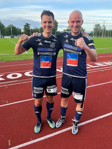 Målskyttarna Danneman och Milos Mladenovic samt Isak och Alex Almström, Alfons Cantby och Momo Sheijk efter segern mot Kisa.