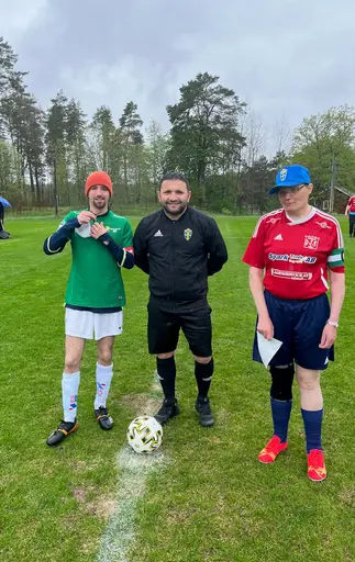 Blandade bilder, men mest talande när vår egen "Zlatan" skadade sig så tvekade inte Husqvarna FF:s målvakt att hjälpa henne av planen. Stiligt, fotbollsspelare emellan!