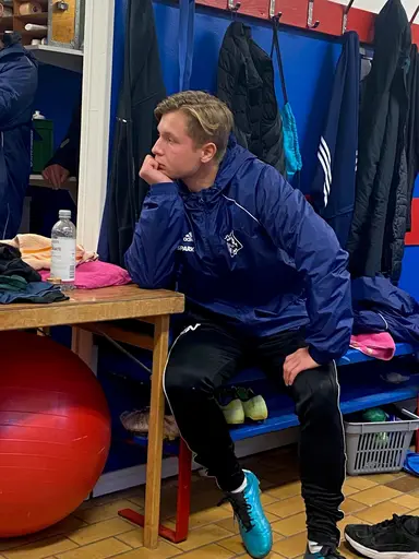 Tränare Fredrik Hult informerade under tisdagen att innevarande säsong blir hans sista i den blå dressen. Elliot Wik ser fundersam ut, och så även målvakt Viktor Svensson, Janne P, Peter och Johan. 