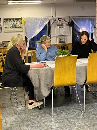 Ann, Linn och Hanna leder årsmötet, efter det avtackning med blomster. Slutligen lämnade Hanna ordförandeklubban till Uffe Jonsson.