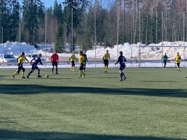 Strålande sol över Vallen i damernas premiär, härligt att tjejerna är igång!