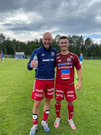 Ett glatt gäng under segersången efter bortasegern i Torstorp, samt målskyttarna Milos och Ago.