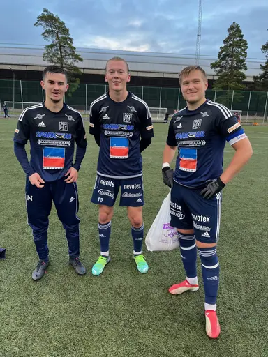 Landets vassaste fingrar när det gäller ”Min Fotboll”, Mats Sturesson med telefonen, samt Ago, Alex och Tobbe efter matchen
