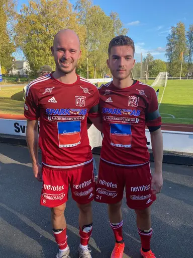 Milos och Endrit, Tobbe med hörna, flyfotade Ago Omerovic.