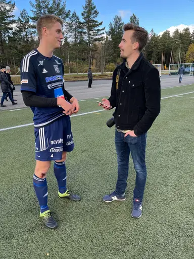 En nöjd Joel Sturesson med brödkassen - och en medialt jagad Simon Andersson efter Torstorpsmatchen