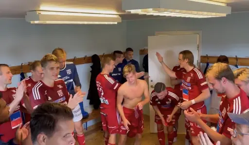 Ett glatt gäng under segersången efter bortasegern i Torstorp, samt målskyttarna Milos och Ago.