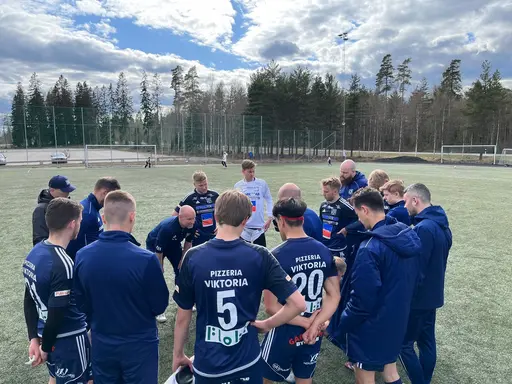 Samlat gäng efter segern, där Alfons belönades med brödkassen och Milos målade dubbelt.