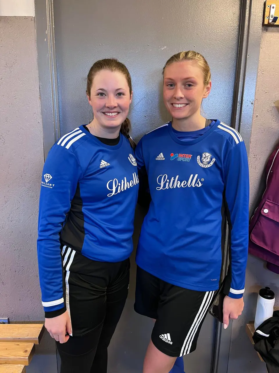 Vi börjar med att presentera våra lagkaptener, Angelica Segelström och Caroline Nilsson