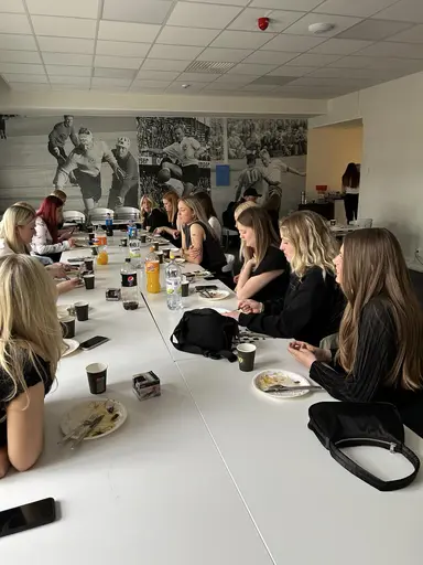 En eftermiddag med mycket skratt då vi körde Bäst i Test, åt asiatisk mat och laddade inför seriestarten nästa vecka