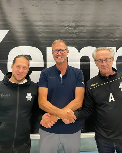 Ordförande Tomas Högström och Sportchef Mattias Zachrisson skriver nytt avtal med Mats Andersson från Kempa