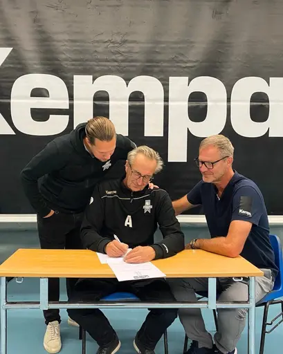 Ordförande Tomas Högström och Sportchef Mattias Zachrisson skriver nytt avtal med Mats Andersson från Kempa