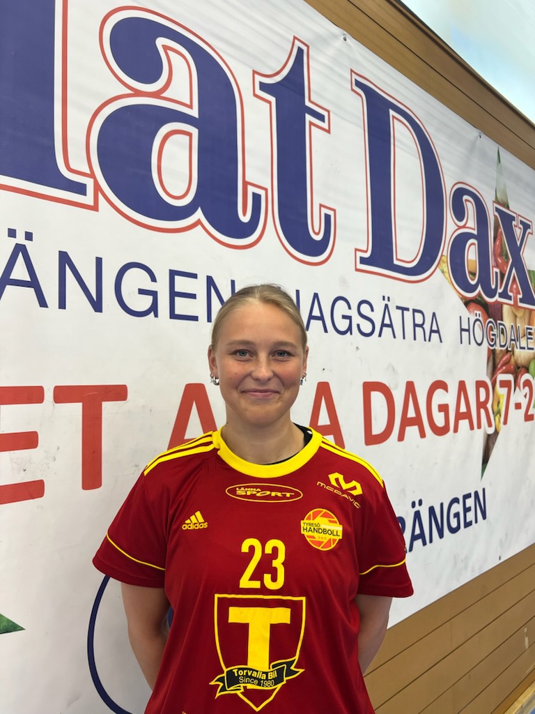 Fanny Axerell Björkman framför vår sponsor MatDax Hökarängen