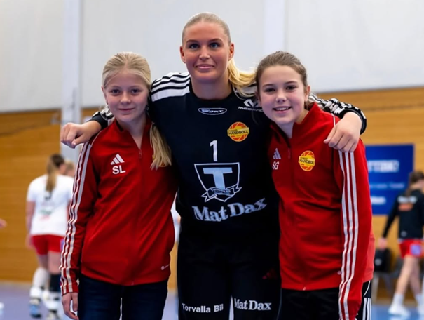 Holly Åberg tillsammans med ett par av våra duktiga ungdomsspelare!