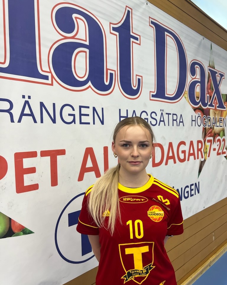 Sol Karlsson med en av våra sponsorer MatDax i Hökarängen i bakgrunden