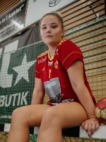 Frida Höglund sitter och siktar högt (bild Julia Lönnborg)