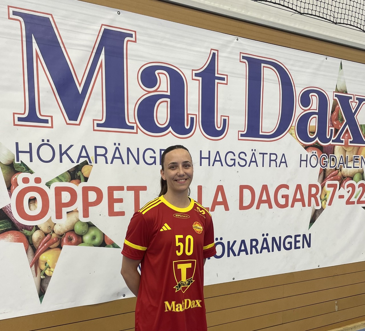 Alice Askebro framför en av våra sponsorer MatDax