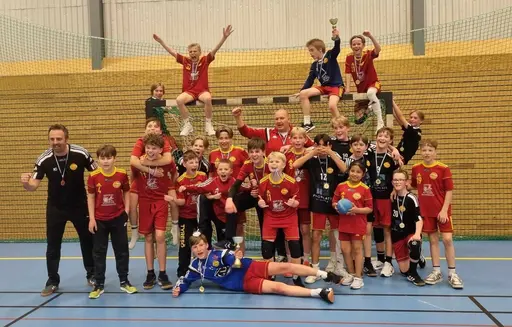 F2011-2012 och P2011 (tillsammans med spelare från P2012, P2013, P2014 och F2015) efter sina finalsegrar