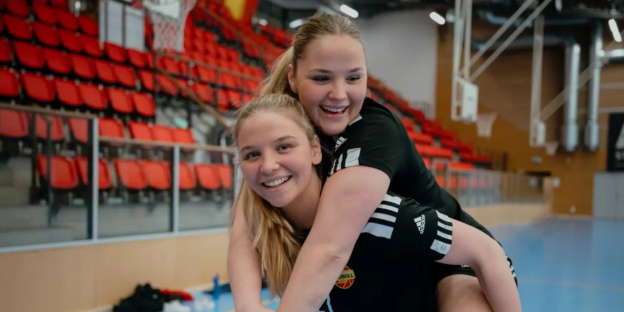 Tove och Frida Höglund är glada (foto Julia Lönnborg)