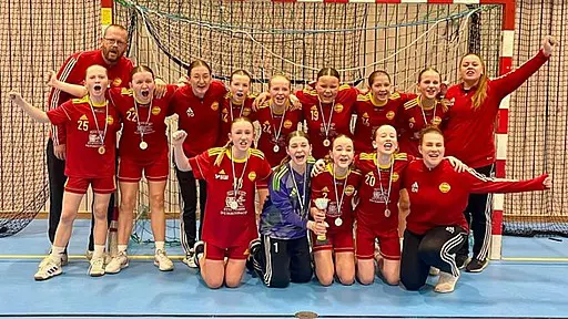 F2011-2012 och P2011 (tillsammans med spelare från P2012, P2013, P2014 och F2015) efter sina finalsegrar