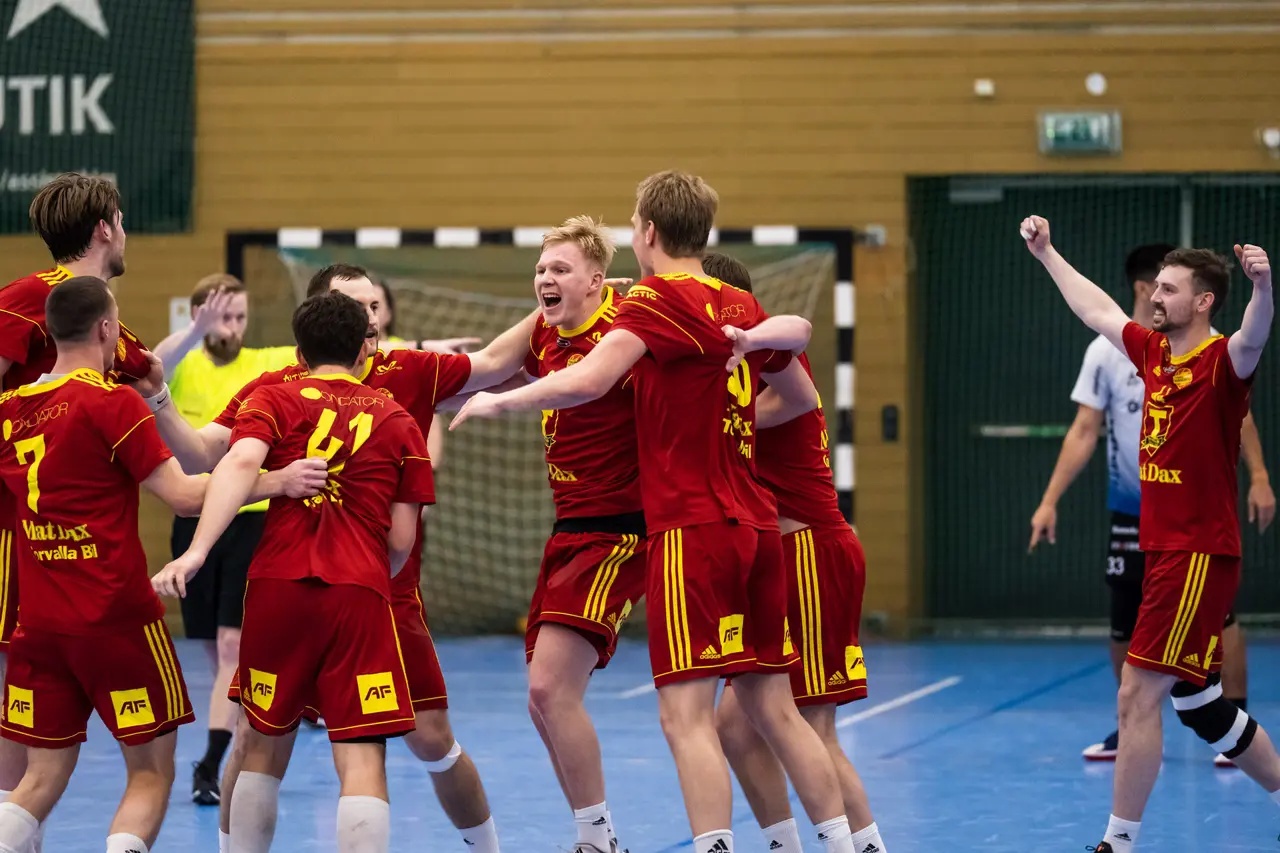 Det är kul att skrälla mot de stora elefanterna... (Foto: Micke Göthe - arkiv)