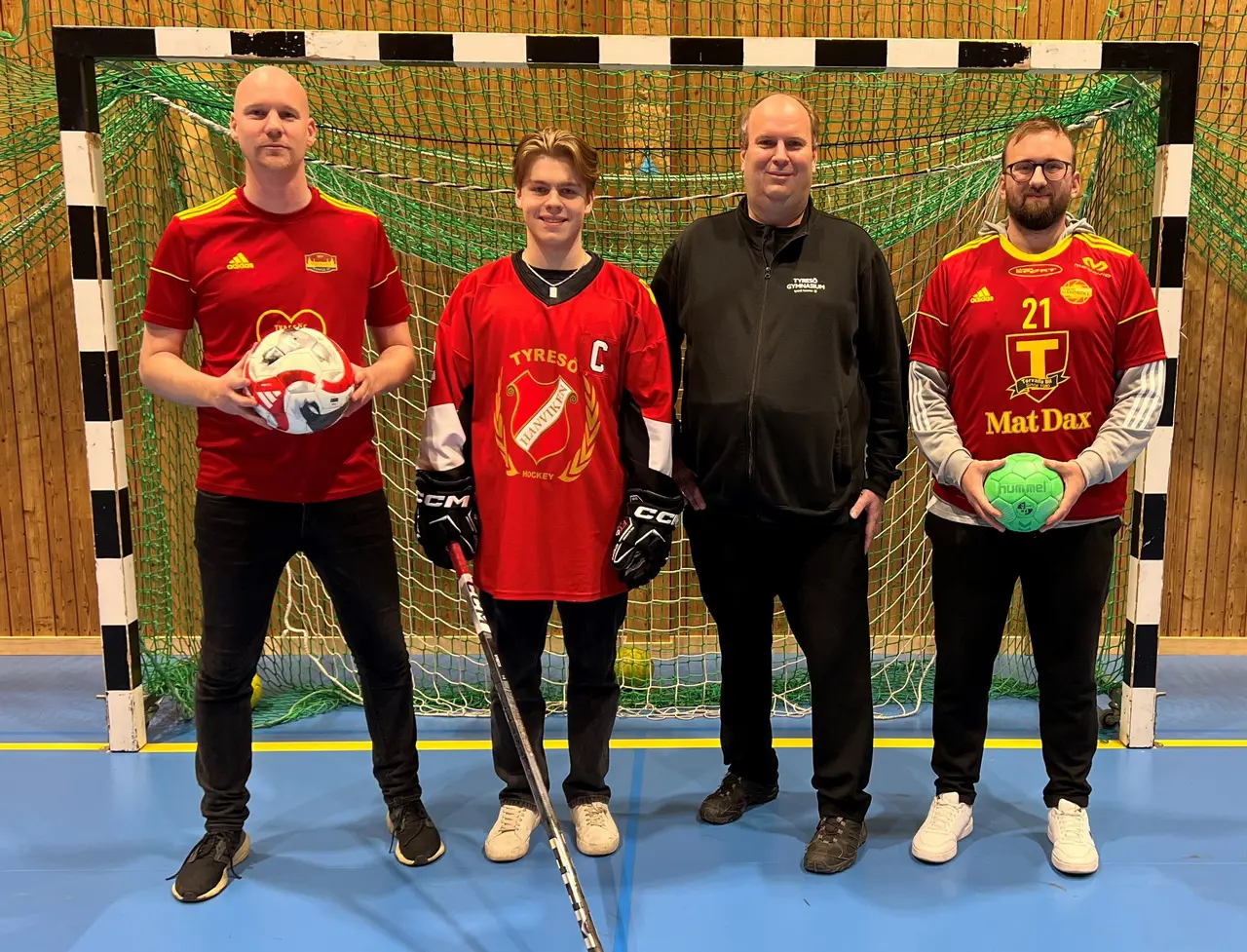 Representanter för Tyresö FF, Tyresö/Hanviken Hockey och Tyresö Handboll tillsammans med rektor Emil Johansson