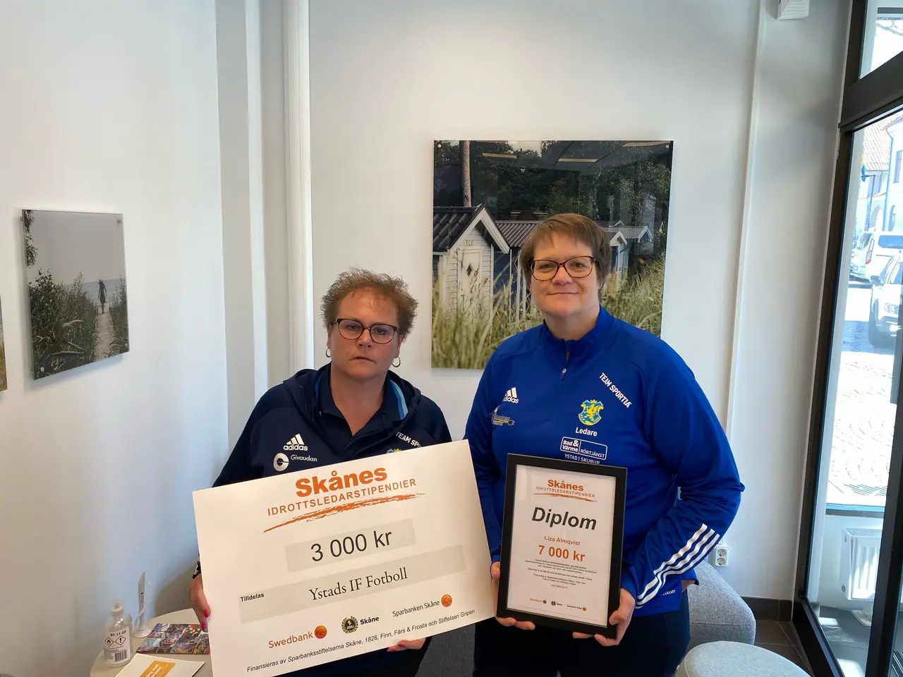 Carina Malmborg Olsson och pristagaren Liza Almqvist