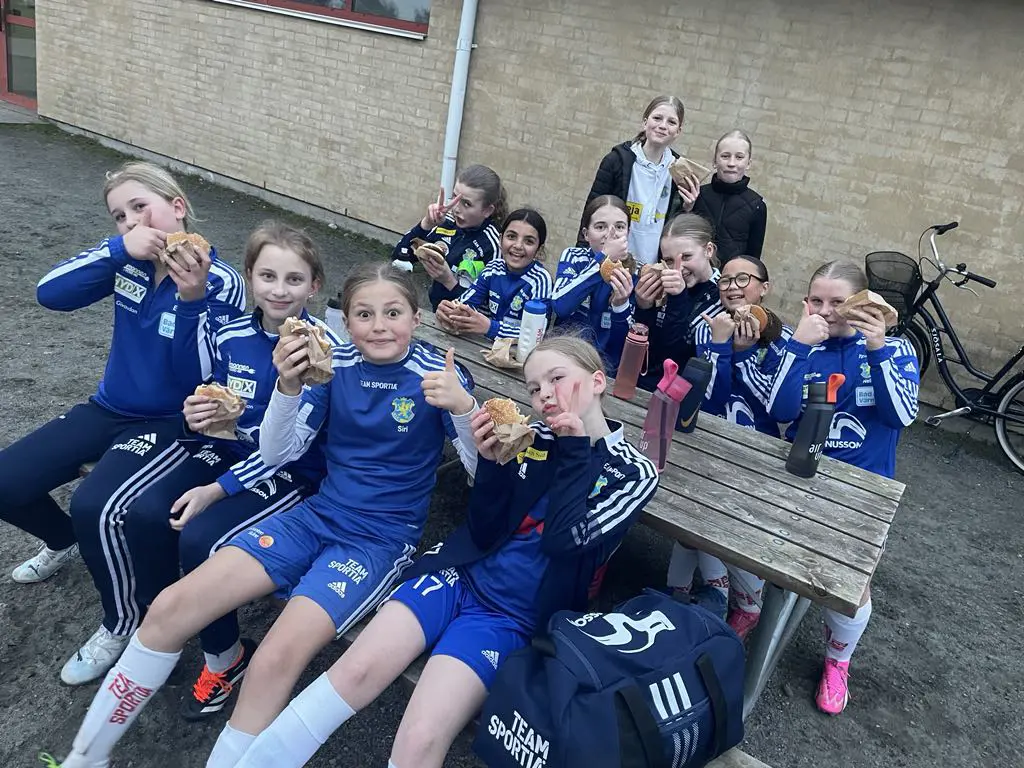 Vi firade gräspremiären med hamburgare och piggelin