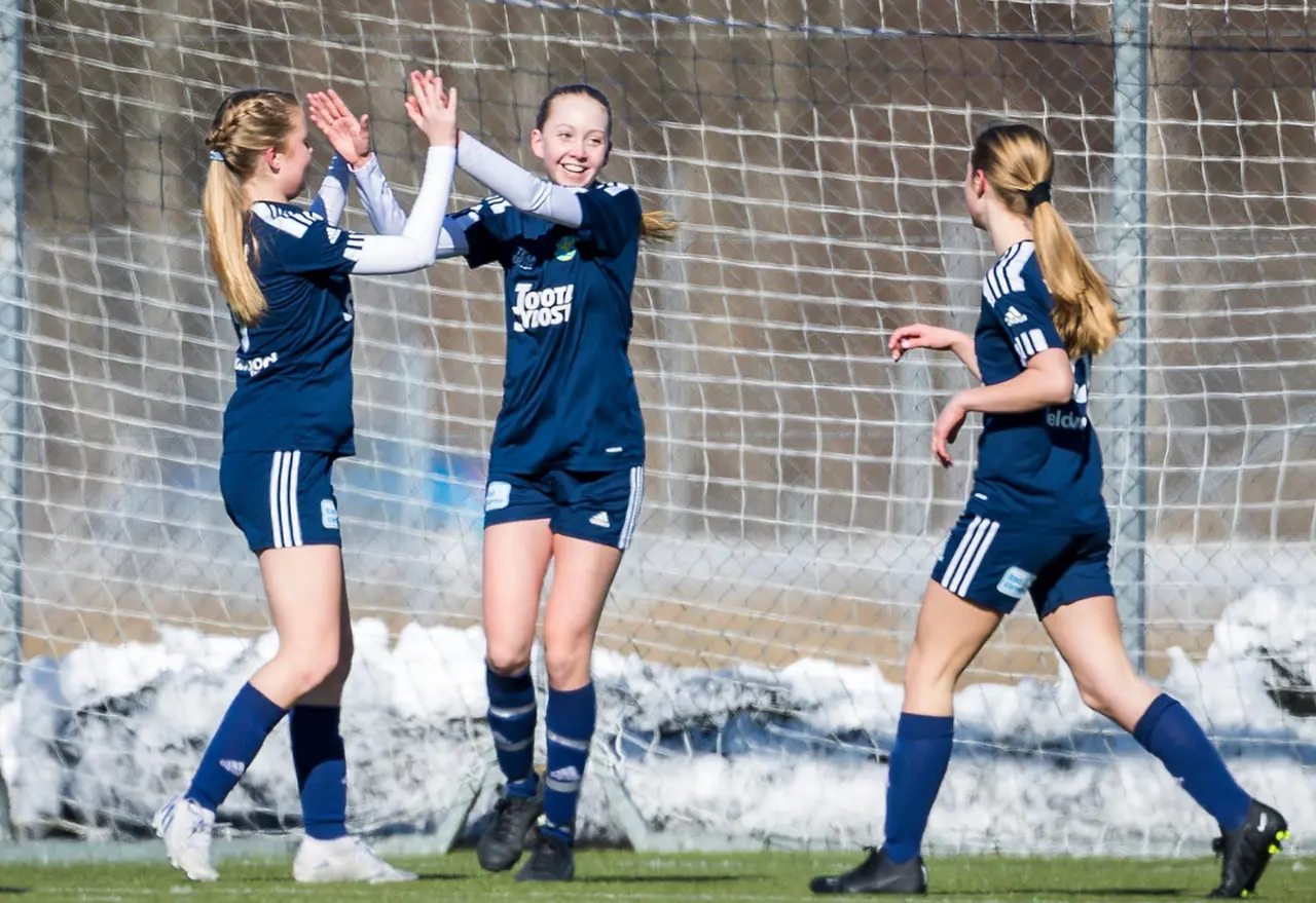 Glädje vid Selmas ledningsmål - Ystad iF FF dams första mål!