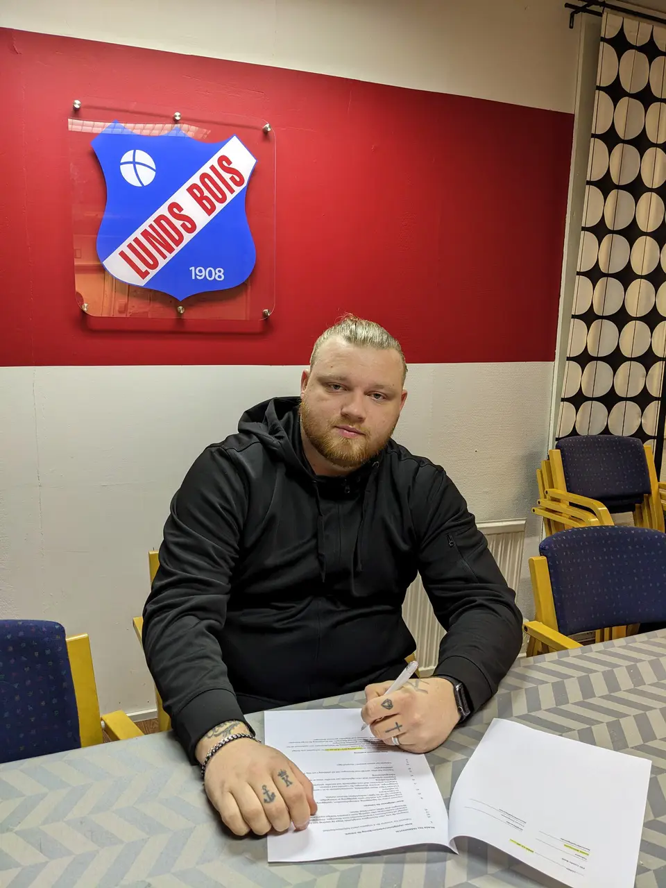 André Blomqvist skriver på avtalet som gör honom till huvudtränare för Lunds BoIS damlag