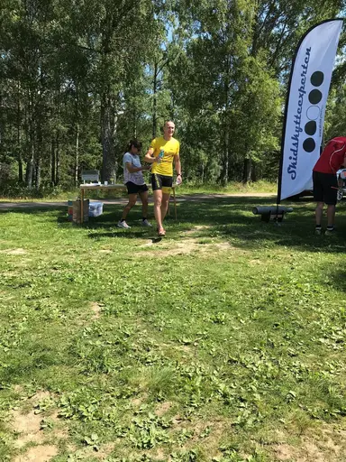 Bild 1: Stolta deltagare. Bild 2: Taggade ungdomar före start. Bild 3: Måns, med den snabbaste löptiden av alla i tävlingen.