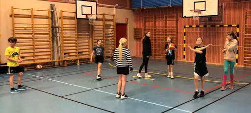 8-10 glada F10-tjejer med ett gäng P10 tränade dagligen under  påsklovet. Fikaavslutning!