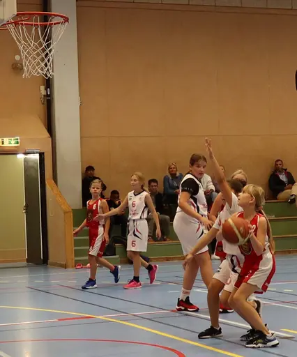 Freja skjuter över en Täbyspelare