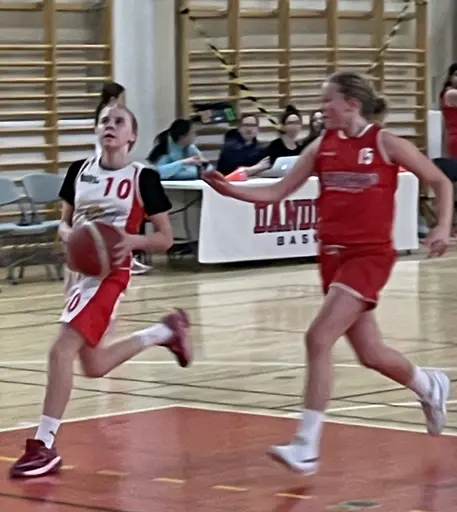 Maya, Jennifer, Selma, Arushi, Amanda, Aishani, Olivia o Maj i tuff batalj mot Danderyd