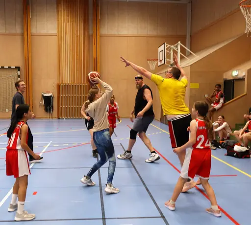 Föräldrarna testar bananerna... sedan full fart i matcherna!