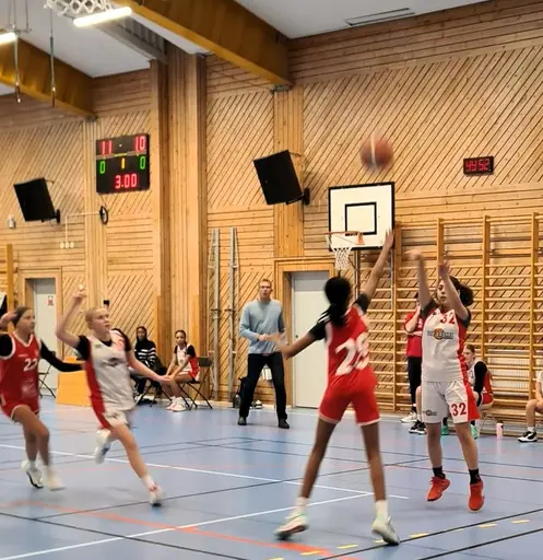 Röda laget efter segern mot Frysen U15 Nivå 1 och Vita in action mot Duvbo i U15 Nivå 2