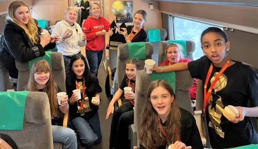 Semmelfest på tåget hem och lyckliga tjejer på pendeln