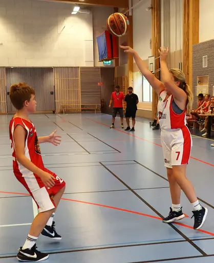 Supertjejerna besegrade Vibys P10 i första matchen för säsongen