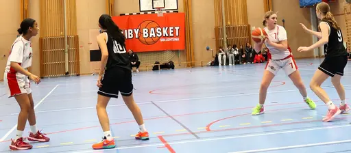 USM-omgång 3 för F09 på hemmaplan. Supertjejerna spelade fantastisk basket inför storpublik och vann mot Malbas men föll mot Högsbo o Södertälje.